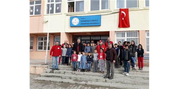 Türk Kızılay öğrencilere giyim ve kırtasiye yardımı yaptı