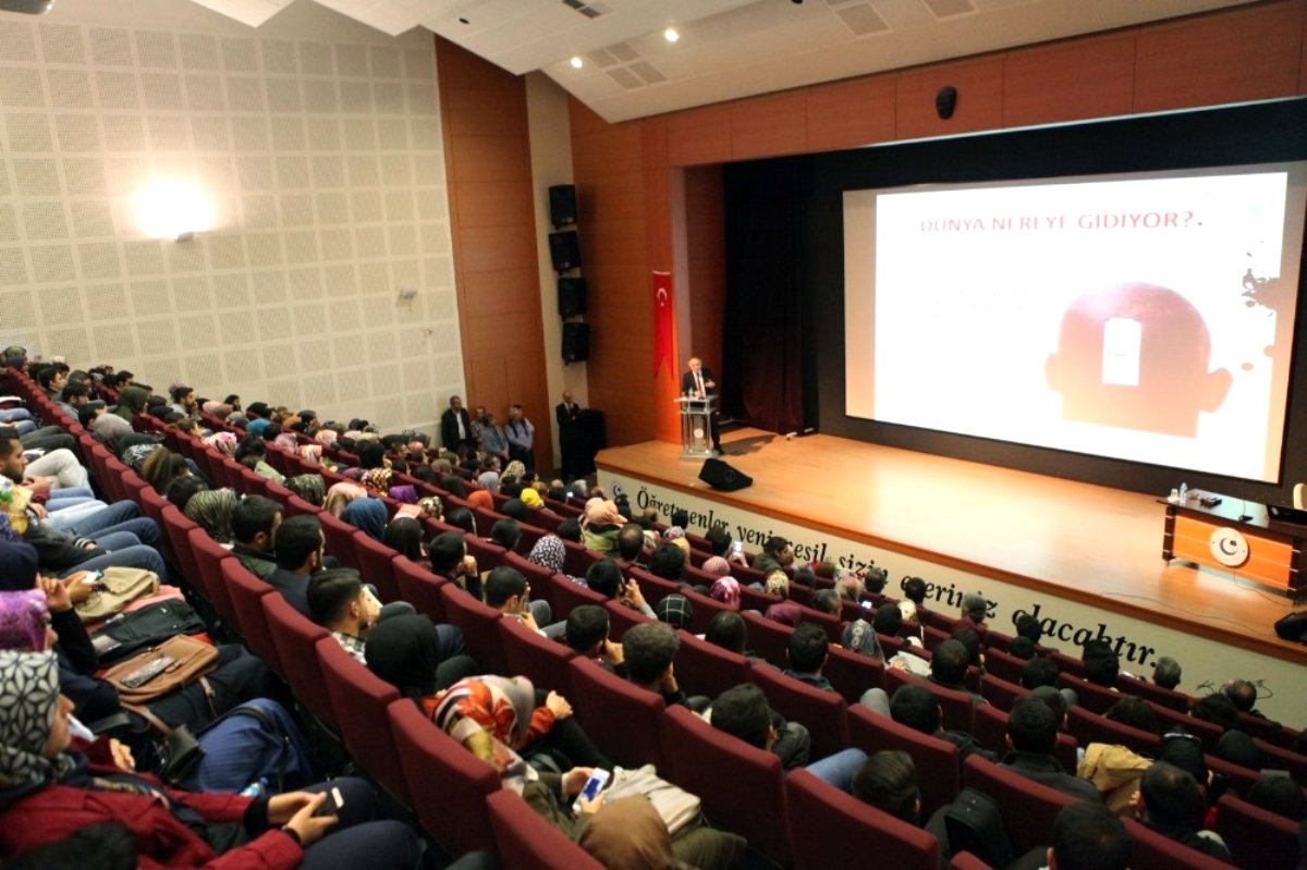 Diyarbakır’da “Aile ve Yaşlı” konulu konferans düzenlendi
