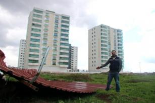 Diyarbakır’da şiddetli rüzgar 1 tonluk çatıyı 200 metre uçurdu