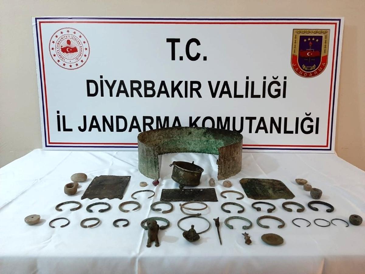 Diyarbakır’da tarihi eser kaçakçılığı operasyonu: Urartu ve Rome dönemlerine ait eserleri giysilerinin içine saklamışlar