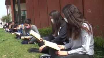 DİYARBAKIR – Öğrenciler, Kütüphaneler Haftası etkinliğinde açık havada kitap okudu