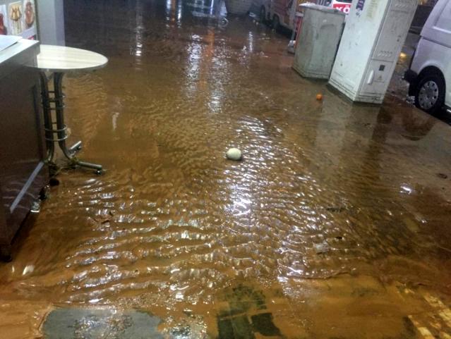 Silvan’da aşırı yağış nedeniyle birçok iş yerini su bastı
