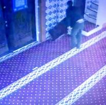 Hırsız, camideki yardım parası kasasına takla attırarak çaldı