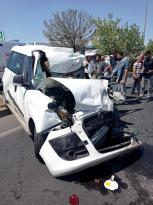 Diyarbakır’da hafif ticari araç, kamyona çarptı: 1 yaralı