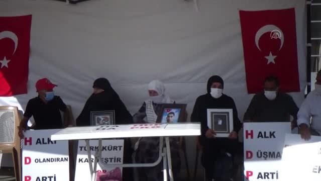 Çocukları PKK’lı teröristlerce dağa kaçırılan aileler HDP binası önünde eylem yaptı
