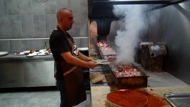Diyarbakır’ın sıcaklığı vatandaşı ciğer yemekten vazgeçiremedi