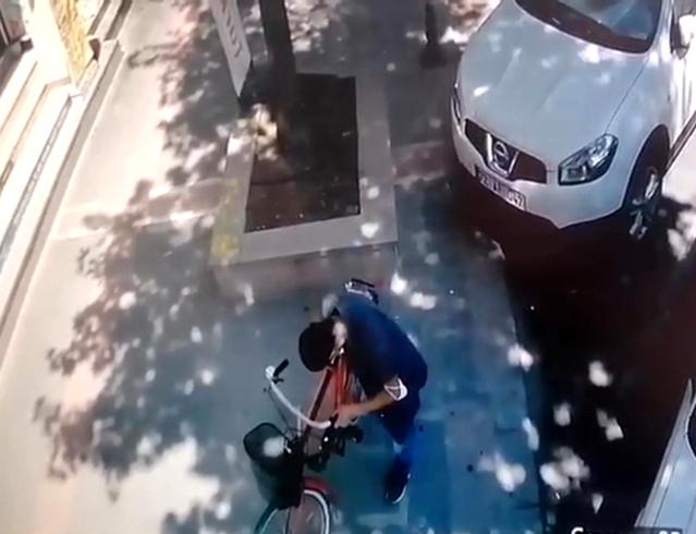 Önce ortalığı kolaçan etti, sonra çaldı…Bisiklet hırsızlığı kamerada