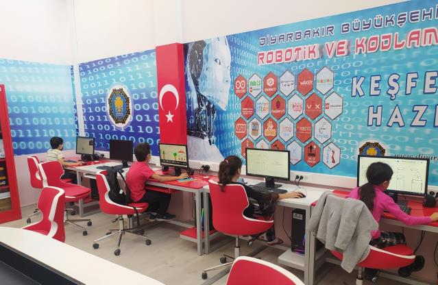 Diyarbakır’daki Bilgievi öğrencileri robotik kodlama öğreniyor