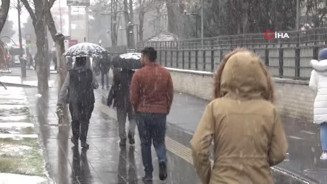 Diyarbakır’da yılın ilk kar yağışı başladı