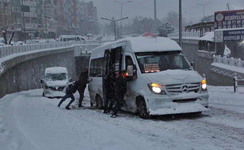 Bingöl-Diyarbakır kara yolu kar nedeniyle ulaşıma kapandı