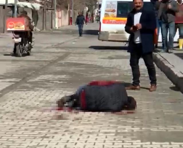 Diyarbakır’da sokak ortasında ağabeyine kurşun yağdırdı