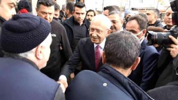 Kılıçdaroğlu, Diyarbakır’da esnafı ziyaret etti, partisine katılanlara rozet taktı Açıklaması