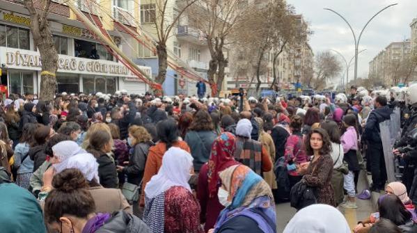 DİYARBAKIR’DAKİ ‘KADINLAR GÜNÜ’ MİTİNGİNE 9 GÖZALTI