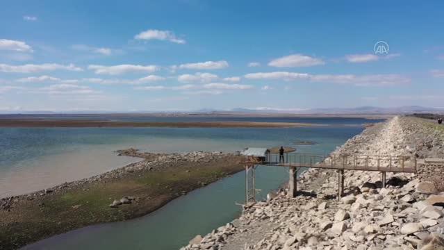 Kuraklık tehlikesi yaşayan Devegeçidi Baraj Gölü’ne bir başka barajdan su takviyesi