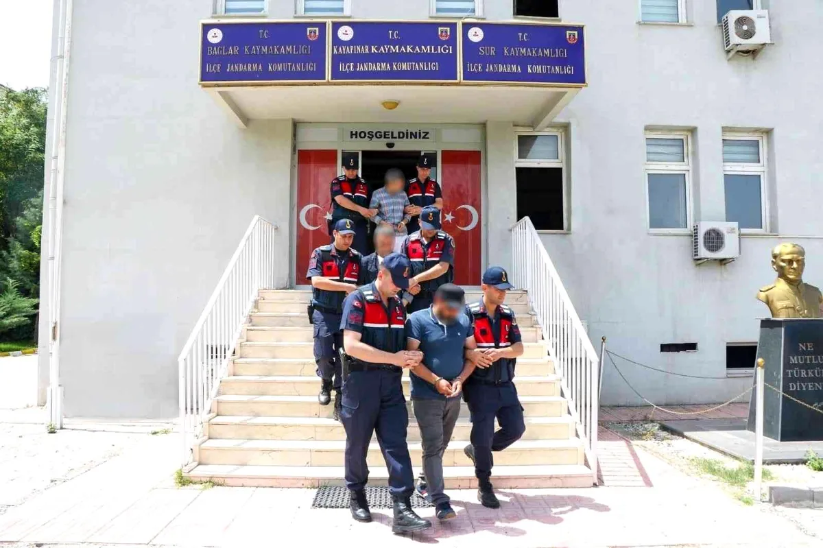 19 düzensiz göçmenin yakalandığı operasyonda şüpheliler gözaltına alındı
