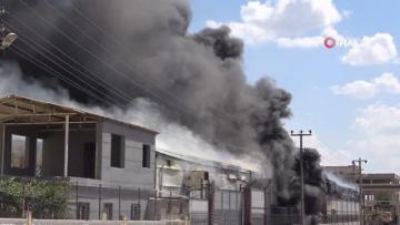 Diyarbakır’da kozmetik fabrikasında çıkan yangın yaklaşık 4 saattir devam ediyor