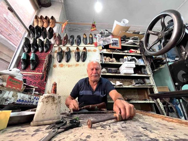 10 metrekarelik dükkanında el dikimi ayakkabı imalatını ilk günkü heyecanla yapıyor