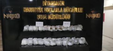 Diyarbakır’da araçtaki 52 kilo uyuşturucuya 2 gözaltı
