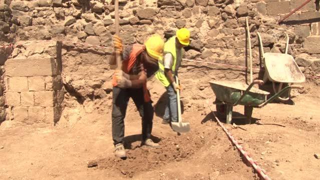 Diyarbakır’ın tarihi surlarında 1500 yıllık kandil bulundu