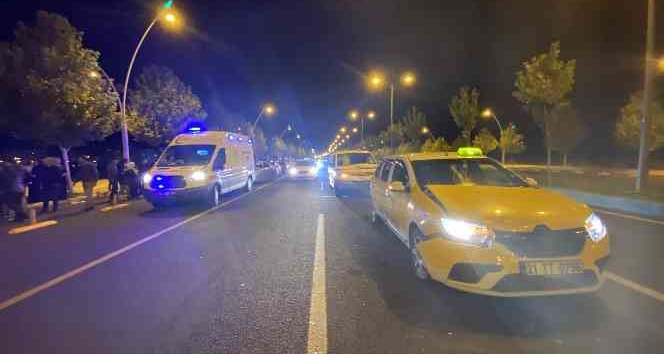 Diyarbakır’da 3 aracın karıştığı kazada 5 kişi yaralanda