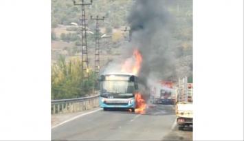 Diyarbakır’da belediye otobüsü seyir halinde alev alev yandı