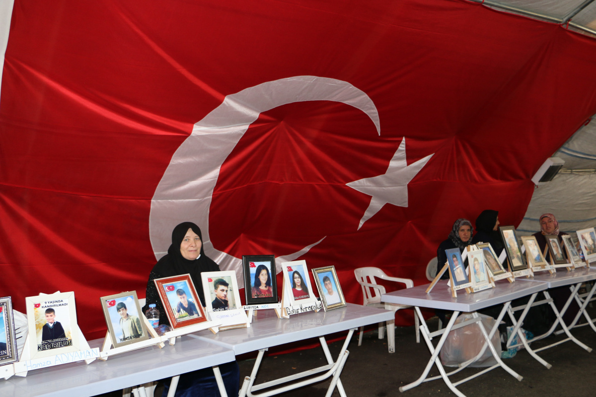 HDP il binasının önündeki ailelerin evlat nöbeti bin 195’inci gününde