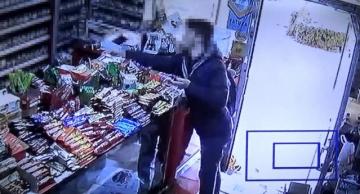 Akılalmaz hırsızlık kamerada; önce kendisine uzatılan ekmeği yedi, sonra markette hırsızlık yaptı