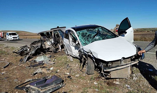 Diyarbakır’da kafa kafaya çarpışan otomobillerde 2 ölü, 1 yaralı