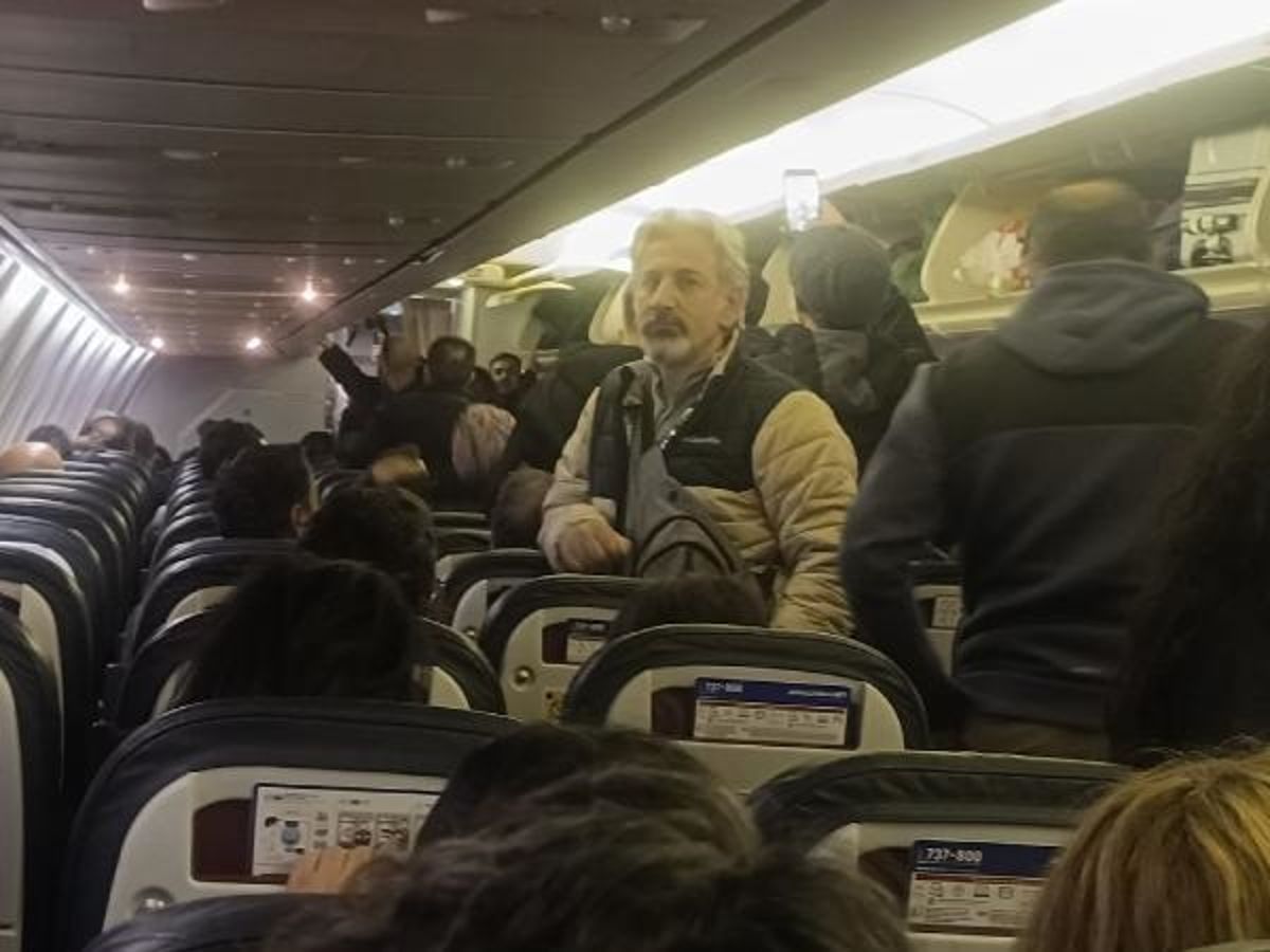 AnadoluJet uçağı zorunlu iniş yaptı, yolcuların panik oldu