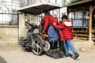 Diyarbakır’da tekerlekli sandalyesiyle çocuklarını okula götüren baba