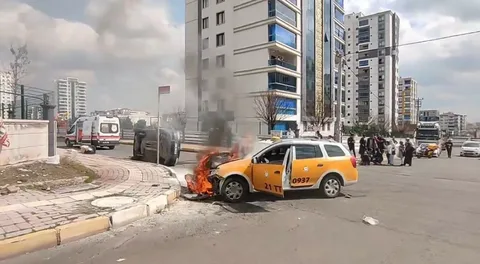Diyarbakır’da kaza sonrası ticari taksi alev aldı