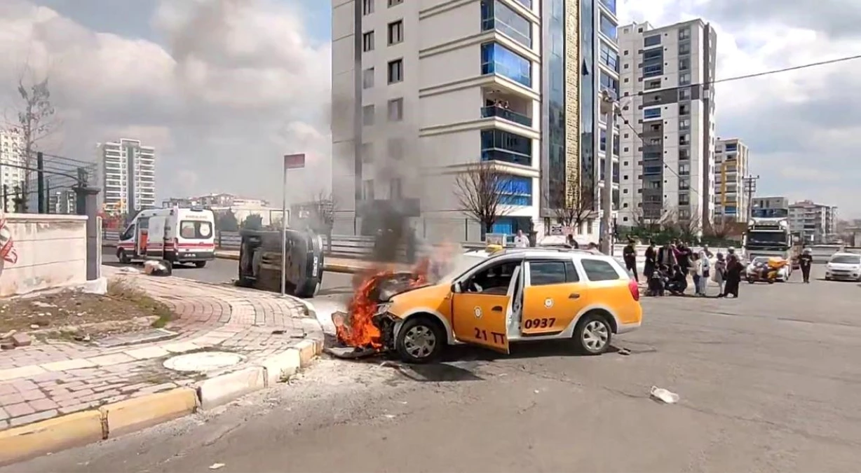 Diyarbakır’da Ticari Taksi Kaza Sonrası Alev Aldı