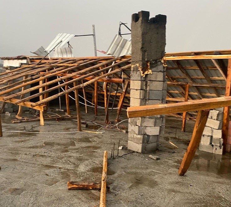 Diyarbakır’da Fırtına Felaketi: Ailenin Çatısı Uçtu, Ev İçi Yağmur Altında Kaldı!