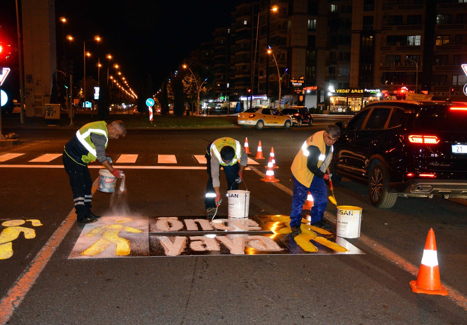 Diyarbakır Büyükşehir Belediyesi, Güvenli Ulaşım İçin Yaya Dostu Yol Çalışmalarını Sürdürüyor