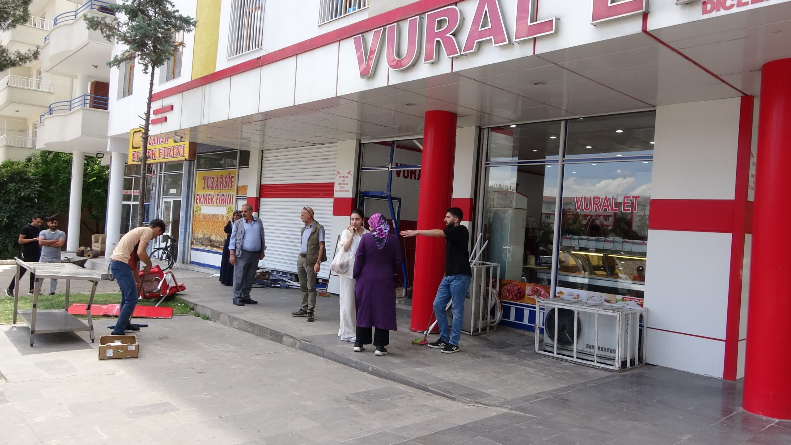 Diyarbakır’da Otomobil Kasap Markete Girdi: Güvenlik Kamerasında Anları