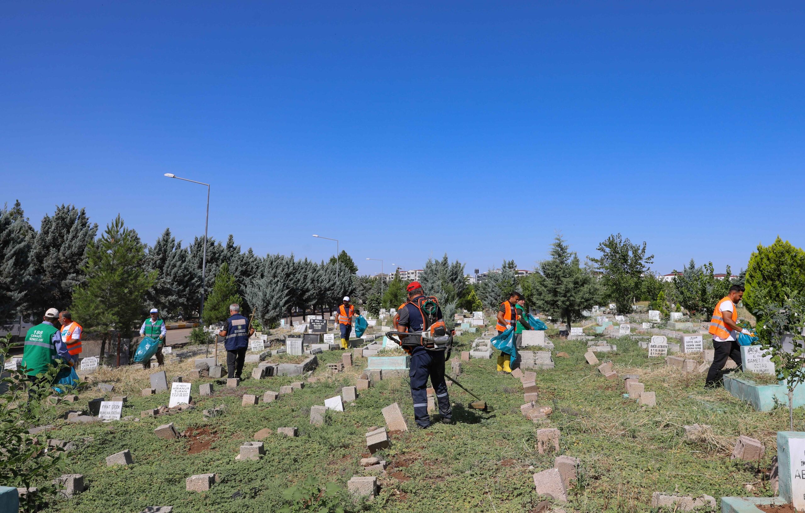 Diyarbakır Büyükşehir Belediyesi, Kurban Bayramı Öncesi Mezarlıklarda Temizlik Çalışmalarını Sürdürüyor