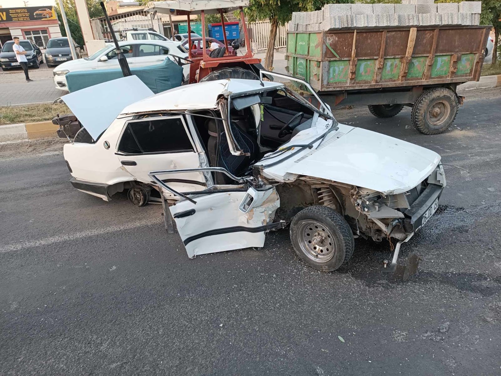 Ergani’de Traktör ile Otomobil Çarpıştı: 3 Yaralı