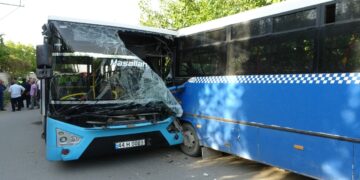 Belediye otobüsüyle öğrenci servisi çarpıştı: Yaralılar var