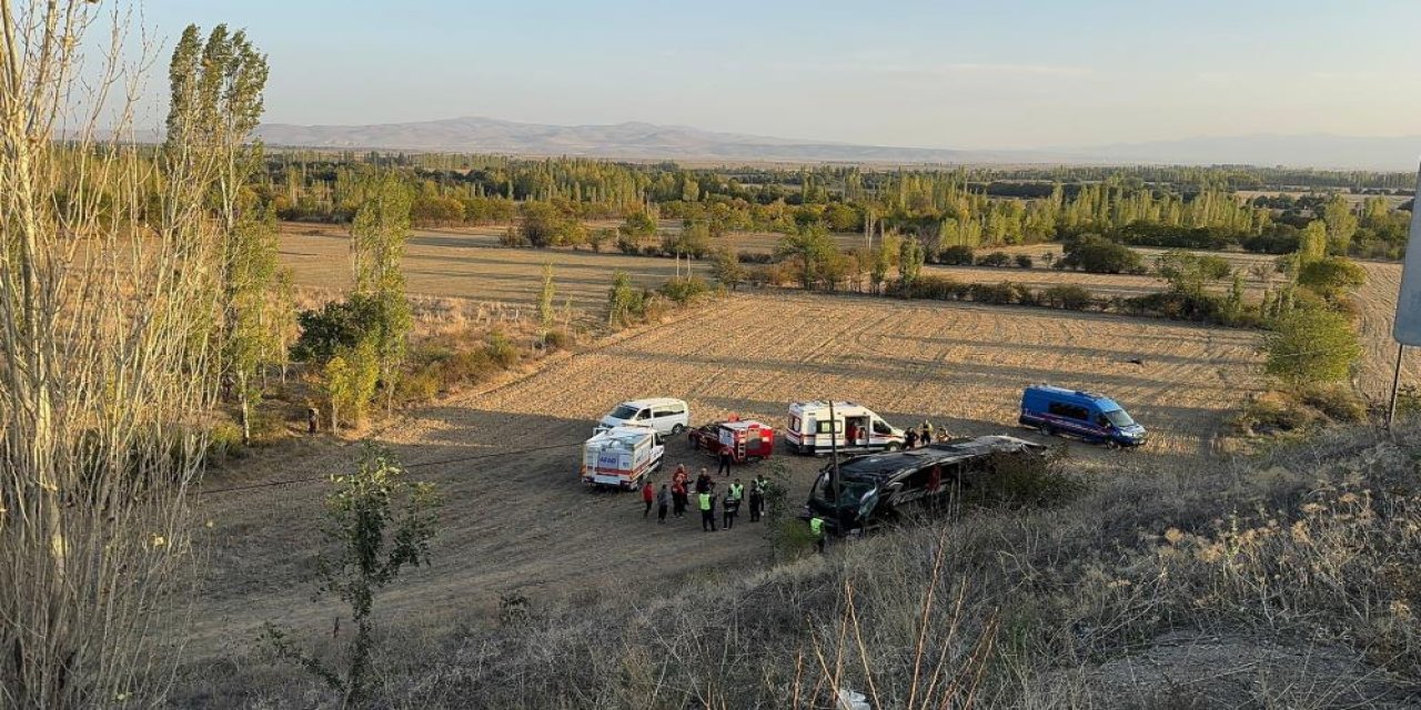 Yolcu Otobüsü Şarampole Yuvarlandı: 21 Yaralı