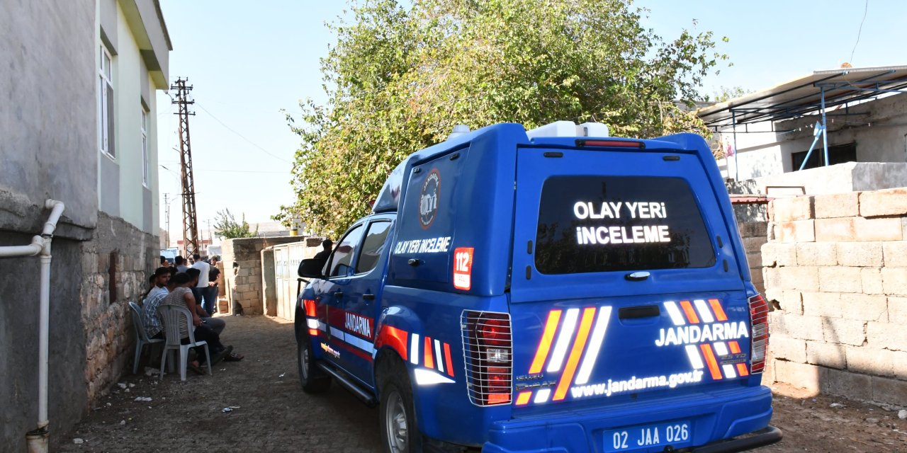 Temizlediği tüfekle kazara kendisini vurdu