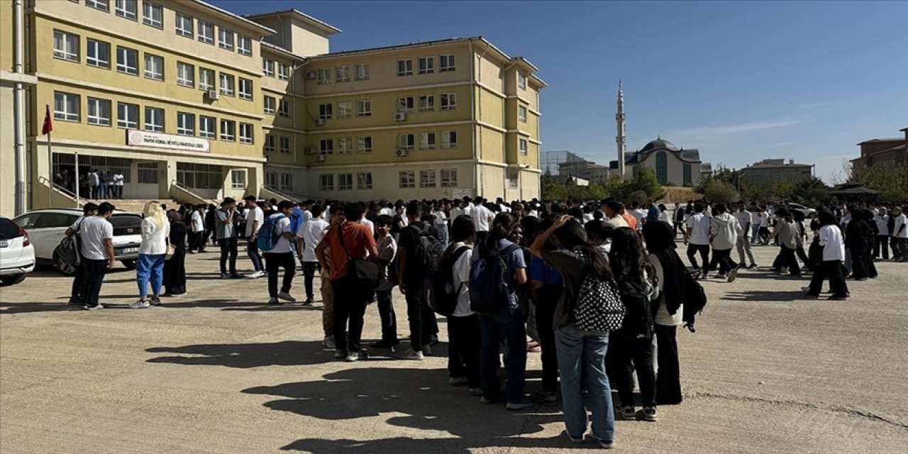 Yerlikaya’dan yeni deprem açıklaması: 3 binada kısmi çökme