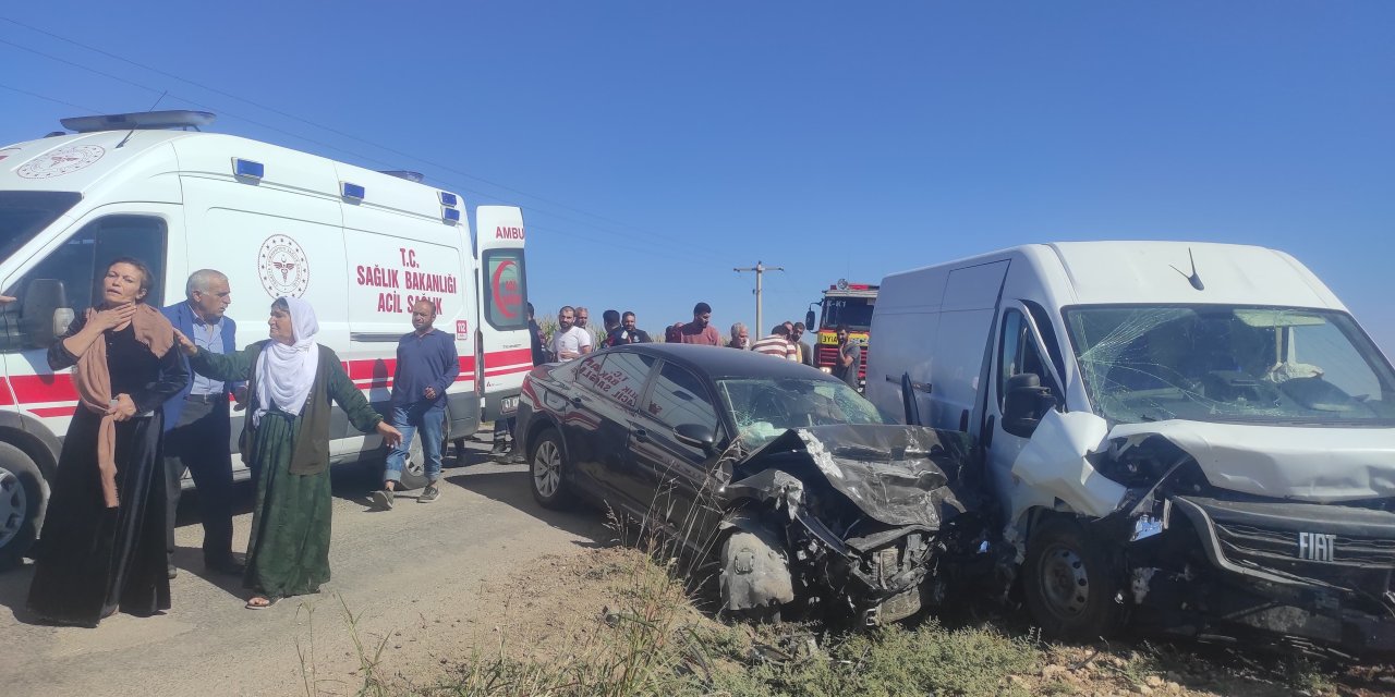 Mardin’de minibüs ile otomobil çarpıştı: 1 yaralı