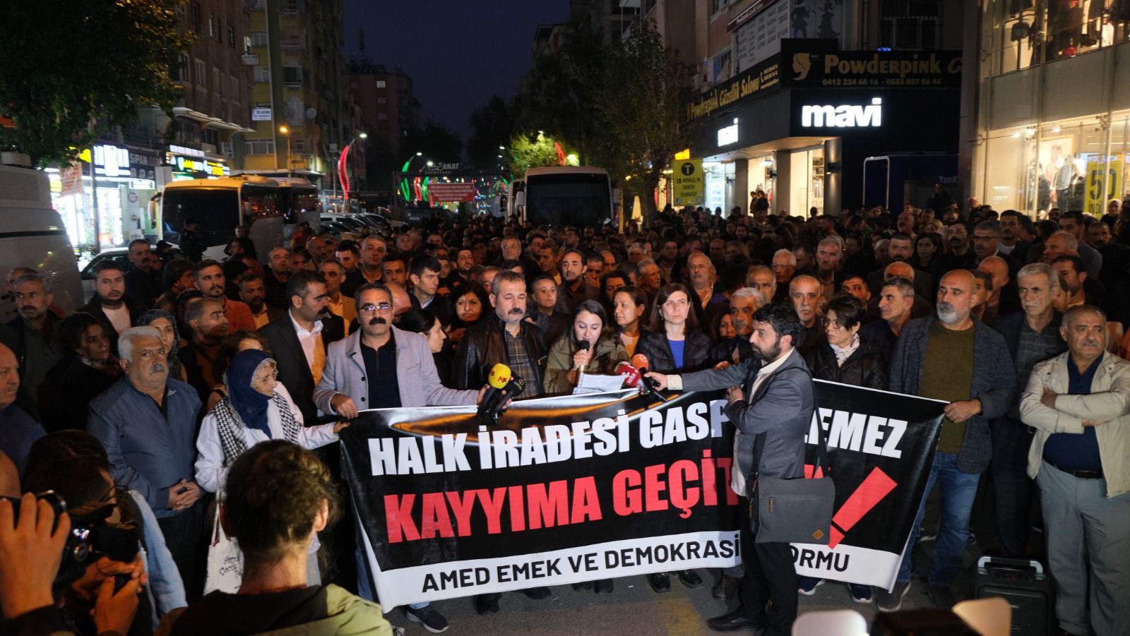 Diyarbakır’da Esenyurt’a kayyum protestosu