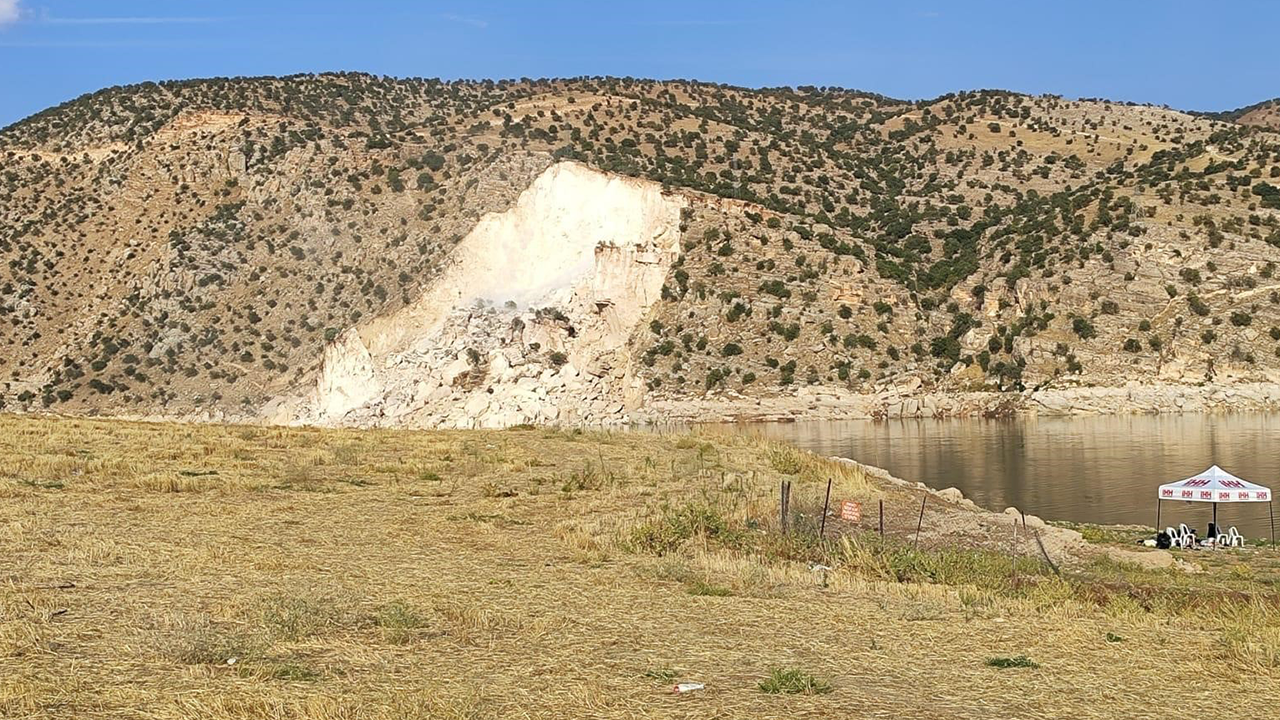 Balık avcıları zor kurtuldu, araç akıntıya kapıldı.