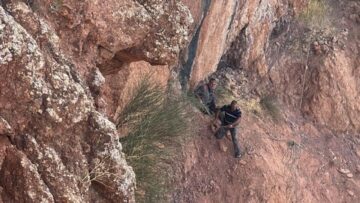 Siirt’te kayalıkta mahsur kalan çoban kurtarıldı