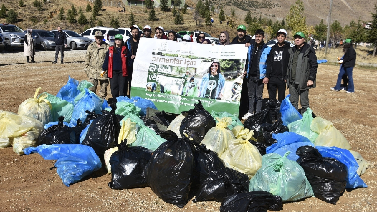 Bitlis’te öğrencilerden orman temizliği