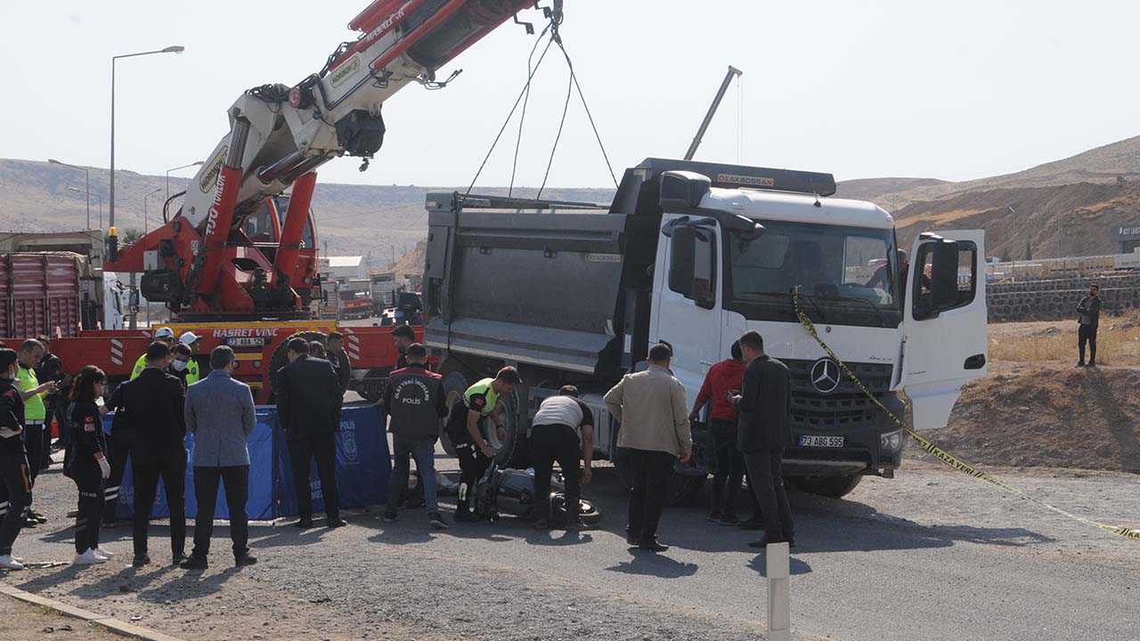 Cizre’de kamyon ile motosiklet çarpıştı: Bir kişi hayatını kaybetti.