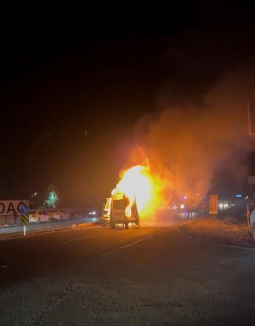 Diyarbakır’da Kamyonet ile Minibüs Kafa Kafaya Çarpıştı: 10 Yaralı