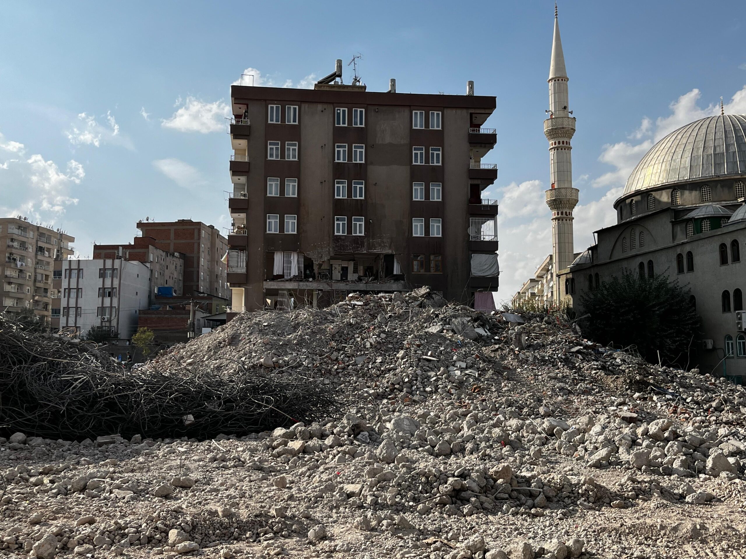 Diyarbakır’da Yıkım Sırasında Bina Çöktü: 2 Daire ve Sağlık Merkezi Zarar Gördü