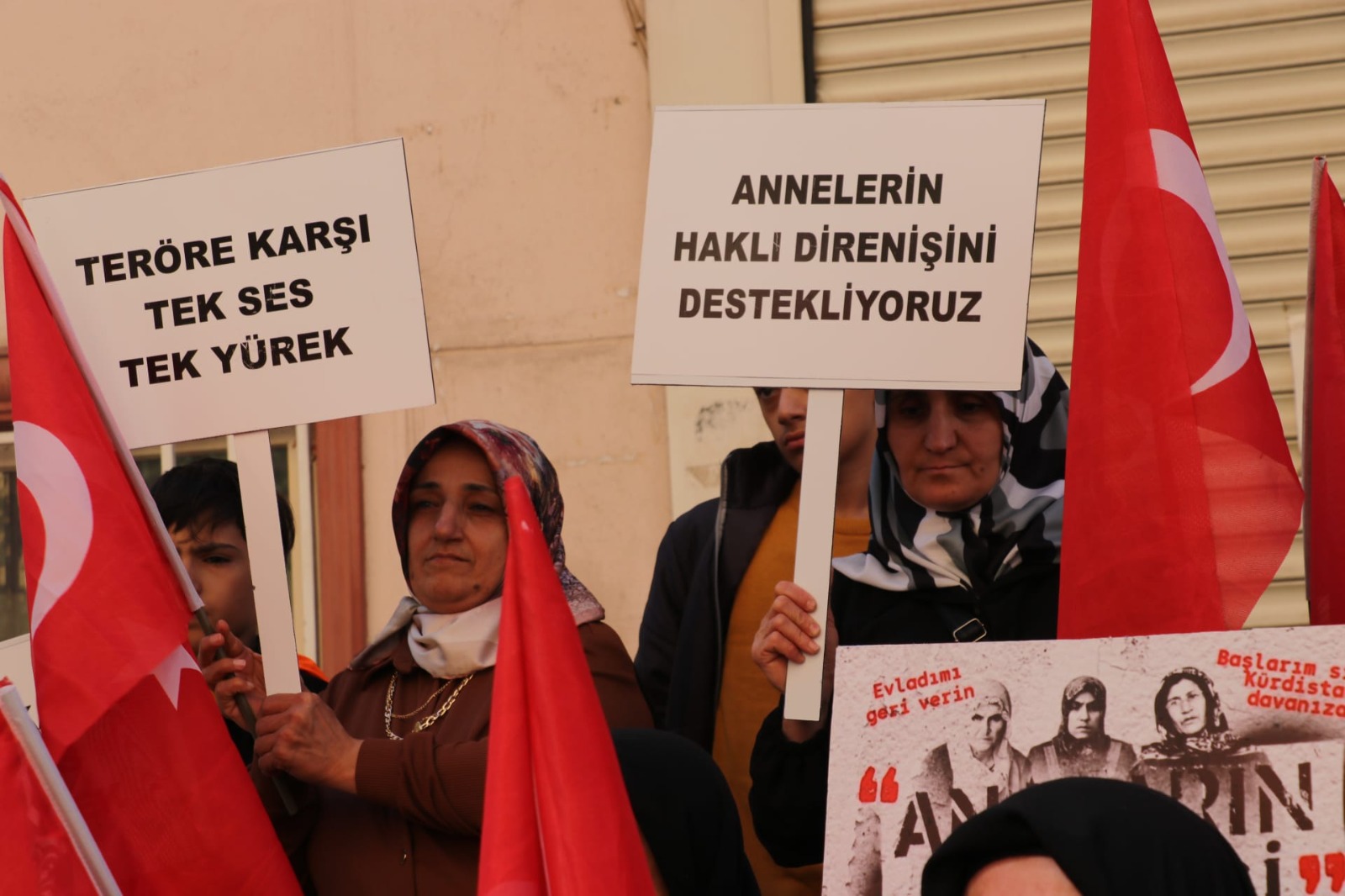 SİİRTLİ ANNELERDEN, DİYARBAKIR ANNELERİNE DESTEK ZİYARETİ